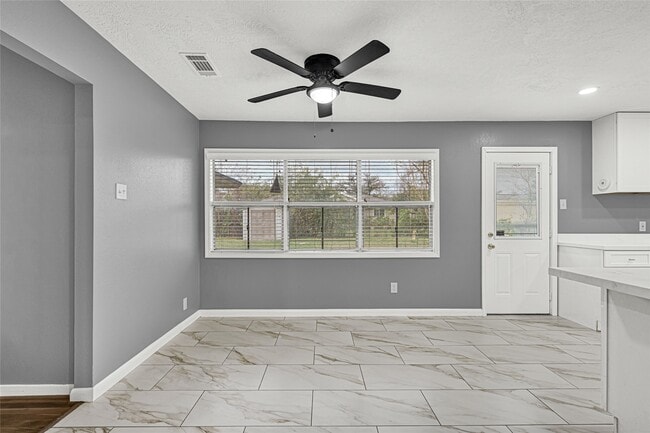 Building Photo - 1853 Huge Oaks St