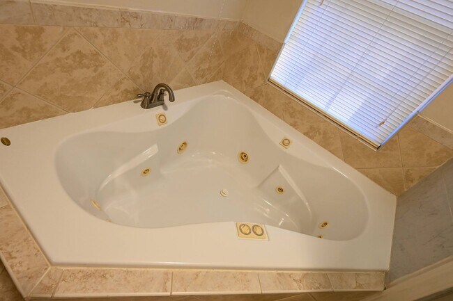 Building Photo - Stunning 3BR / 3BA Home on 2.48 Acres – Hillsborough, NC