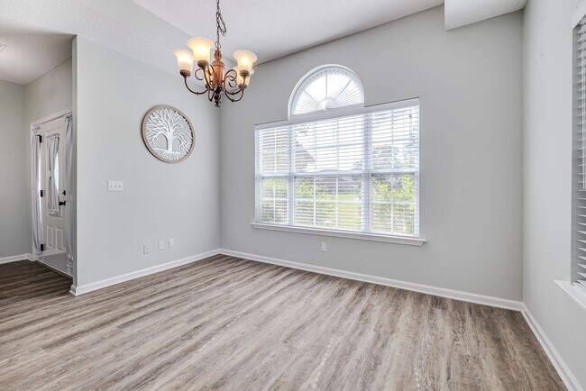 Building Photo - Spacious 3 Bed, 2 Bath Home with Large Bon...