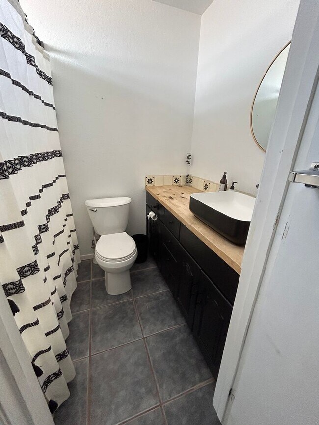 Building Photo - Private 1 Bedroom 1 Bathroom Home