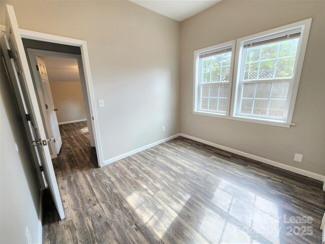 Building Photo - 1423 Oakshade Ave