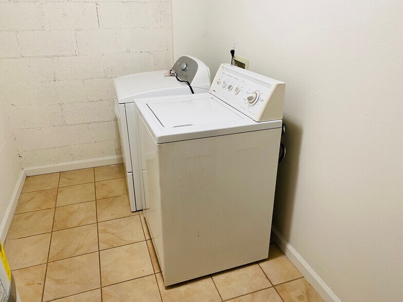 Building Photo - 305 W Newby Ave