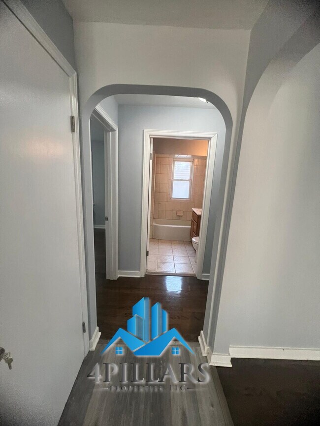 Building Photo - "Charming 3-Bedroom Home with Spacious Lay...
