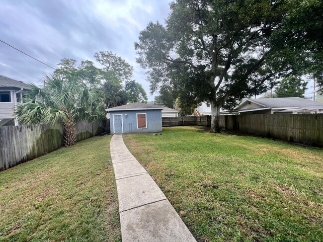 Building Photo - 4/3/2 HOME IN EDINA GARDEN OF EDEN