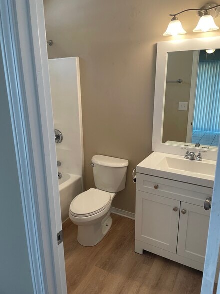 Building Photo - 426 Apple Dr