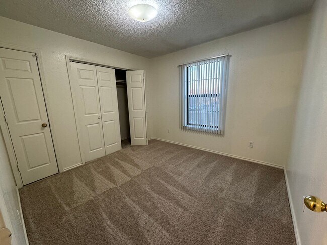 Building Photo - SE 4th St #103