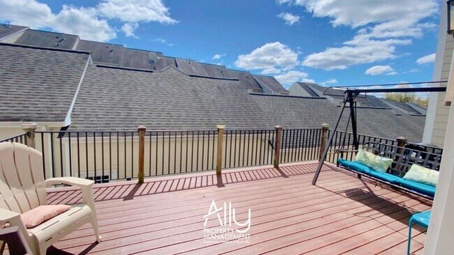 Building Photo - 908 Rainier Rd