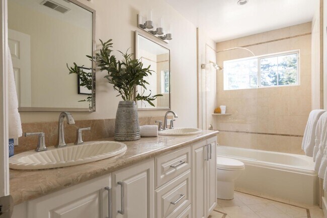 Building Photo - 10 Meadow Ln