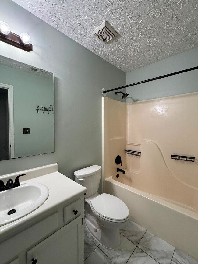 Building Photo - Charming 3 Bed 2 Bath Home with Fenced Backyard