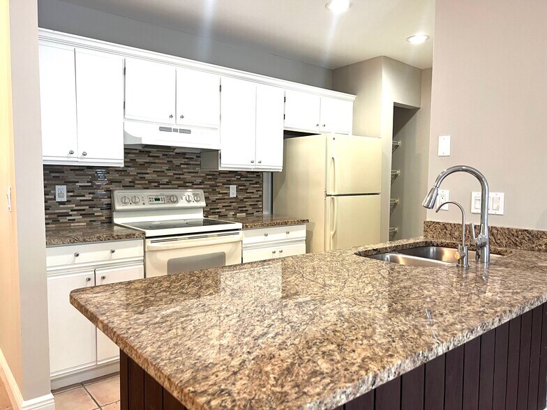 Building Photo - 1077 Goldenrod Rd