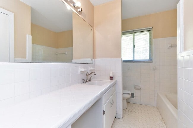 Building Photo - 1900+ Sq Ft of Comfort: Updated 3BR/2BA wi...