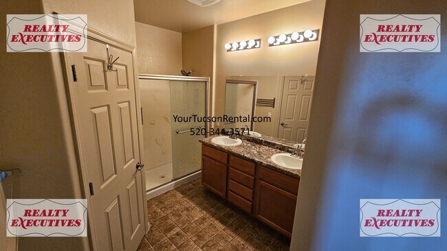 Building Photo - Wentworth Rd South - 4 Bedrooms 2.5 bathrooms, 3 car garage and large fenced yard