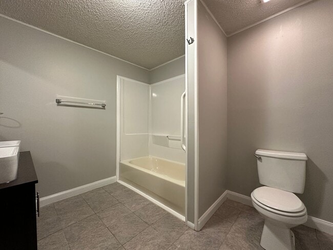 Building Photo - Beautiful 3 Bed / 2 Bath Two-Story Home