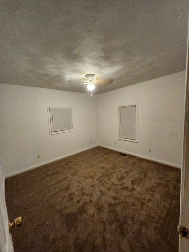 Building Photo - 2 Bedroom 1 Bathroom Single Family home