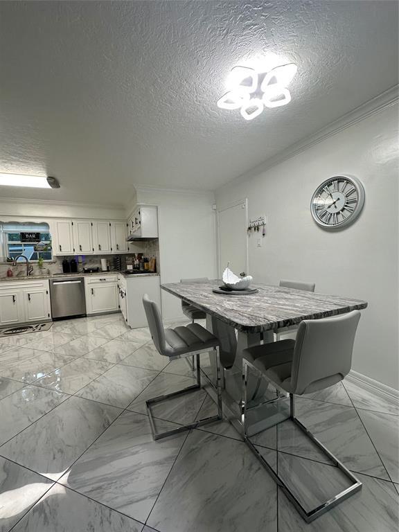 Building Photo - 1111 Doral Ln