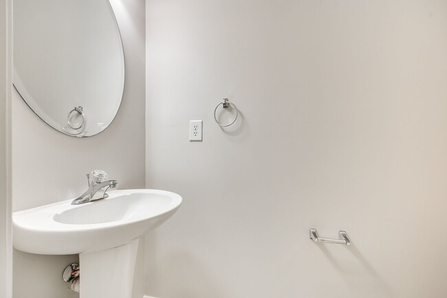 Building Photo - Beautiful 2 Bed 2.5 bath townhome in Benni...