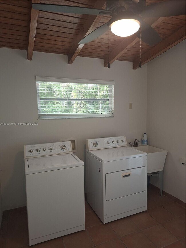 Building Photo - 5600 SW 64th Pl