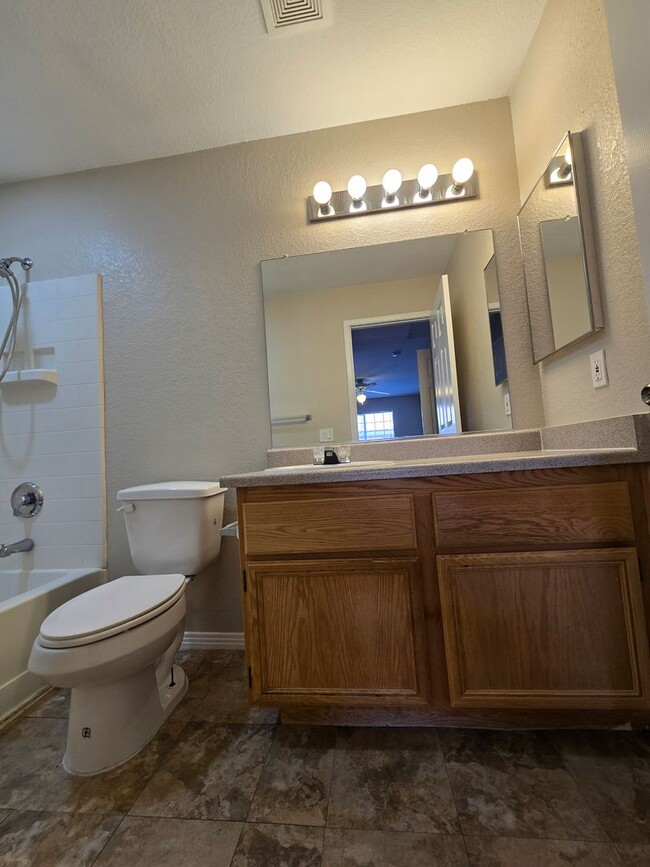 Building Photo - GREAT 2 BED, 2 BATH CONDO! READY FOR IMMED...