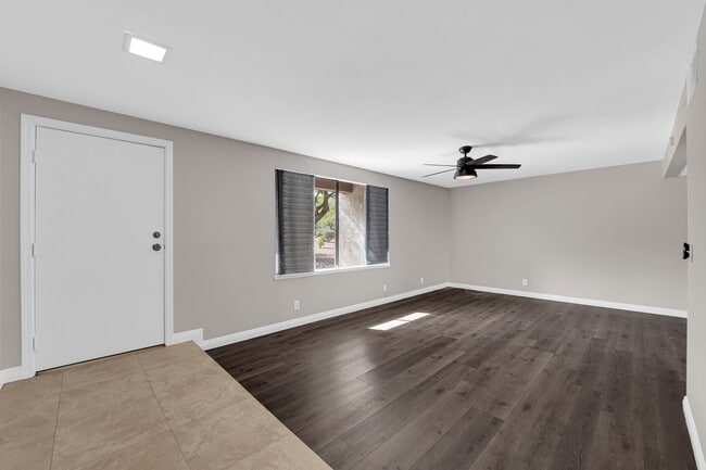 Building Photo - Charming 3 Bedroom ,2 bathroom in Paradise...