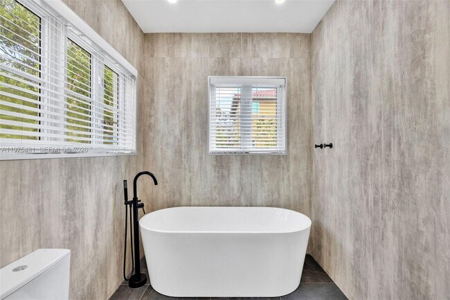 Building Photo - 113 NE 101st St