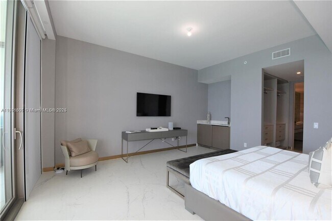 Building Photo - 18975 Collins Ave