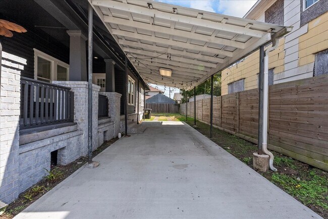 Building Photo - 213 Grace St