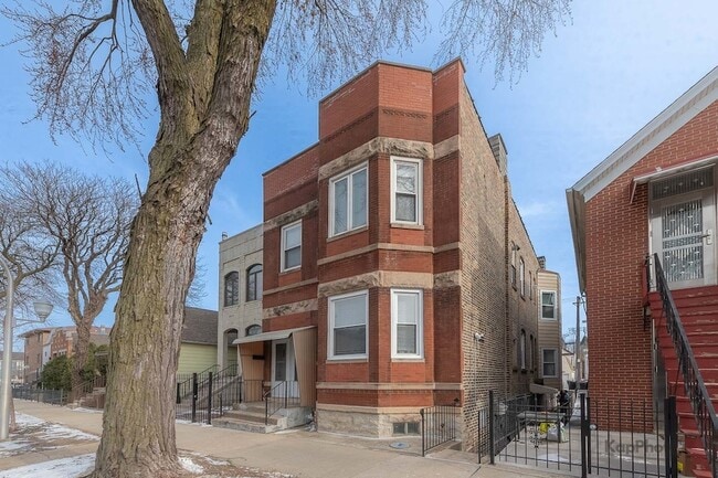 Building Photo - 2821 S Emerald Ave