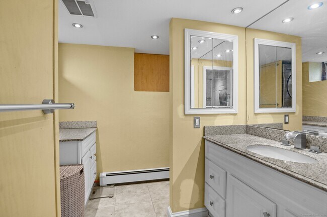 Building Photo - 15 Overland Ave