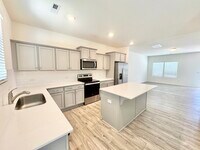 Building Photo - Three bedroom 2 1/2 bath townhome minutes from I 85 and historic downtown