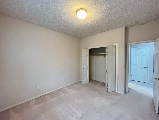 Building Photo - Clackamas Ranch 3 bedroom 2 bathroom - W/D...