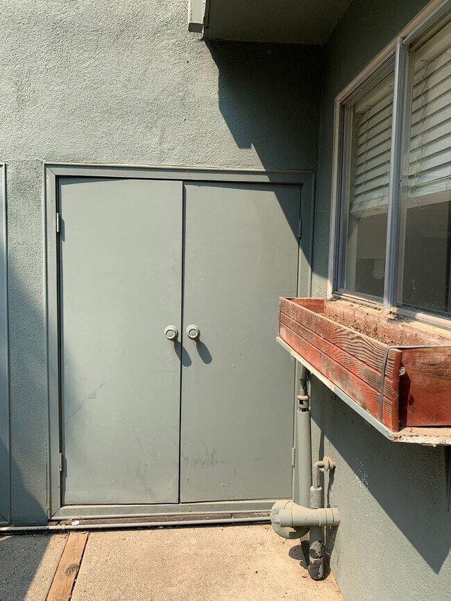 Building Photo - Adorable 3 Bed 1.5 Bath Covell Commons Condo ( fall Rental )