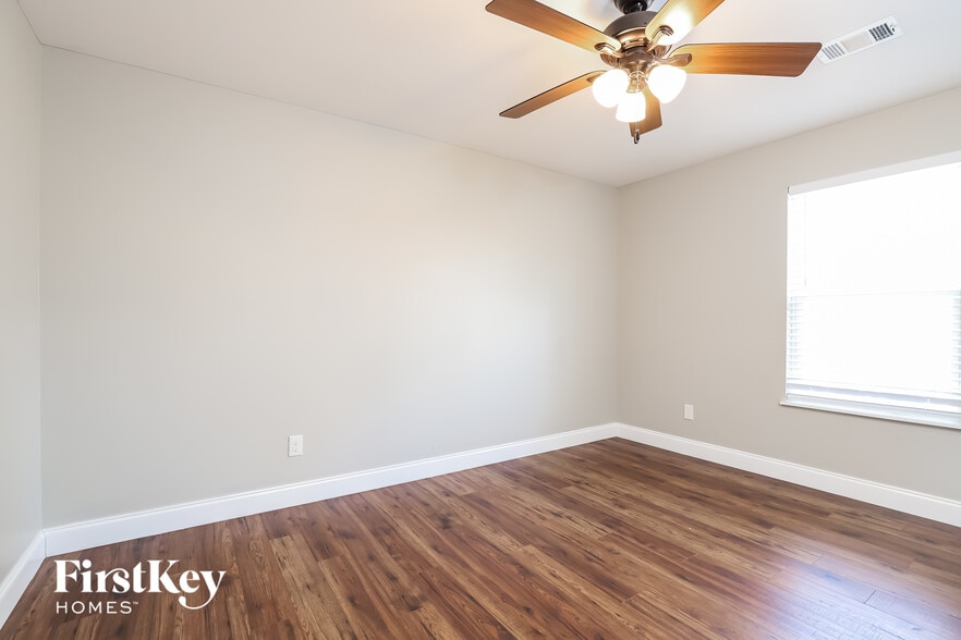 Building Photo - 17 Baker St