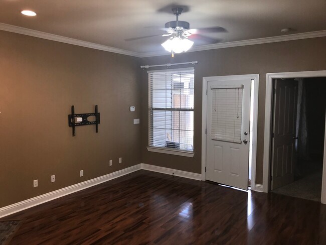 Building Photo - Summer Breeze