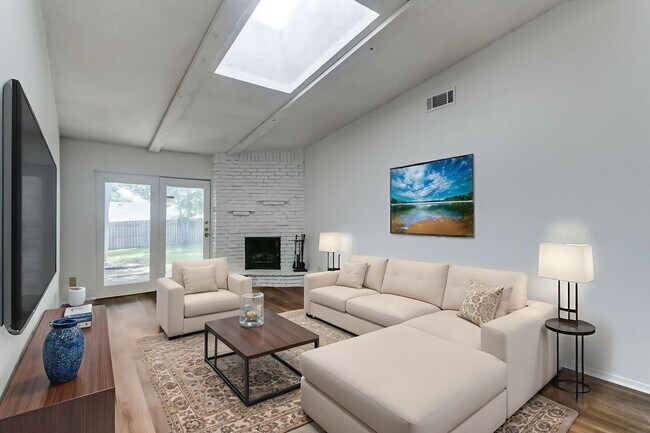 Building Photo - 1808 Ridgewood Dr