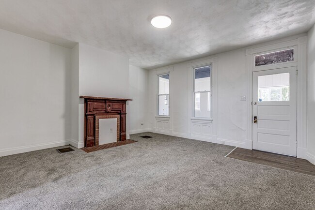 Building Photo - AVAILABLE NOW - Beautifully RENOVATED 3 Bedroom Home w/ TONS of Natural Light!