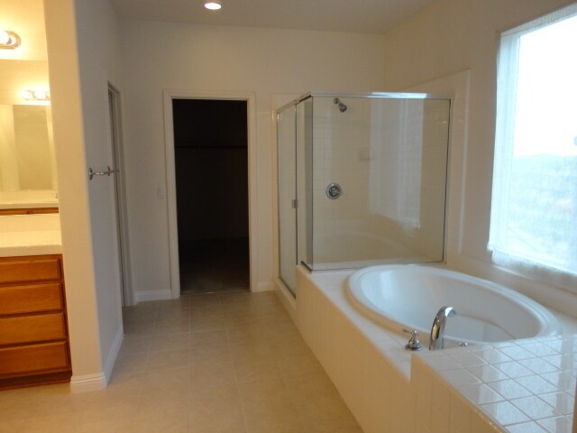 Building Photo - Beautiful 5 + 3 Castaic Home Loft/Office Area