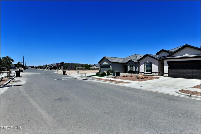 Building Photo - 13868 Paseo Perlas Dr