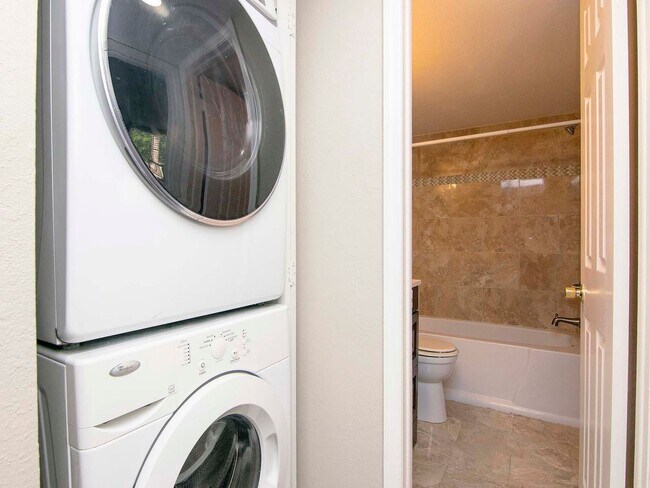 Building Photo - Ground Floor - Corner/End Unit - Upgraded ...
