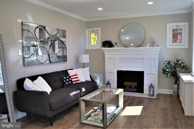 Building Photo - Charming Restored 5BR, 3.5BA Colonial Minu...