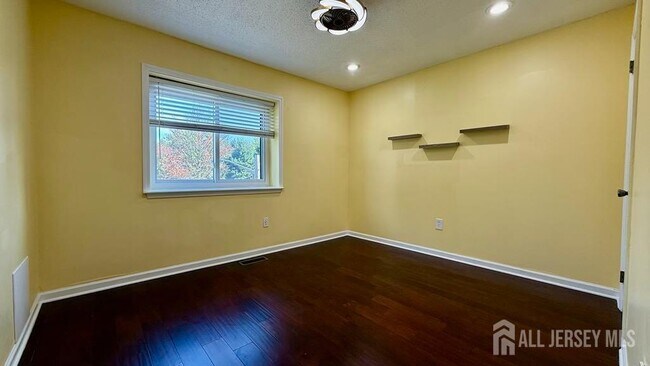Building Photo - 5 Viburnum Ct