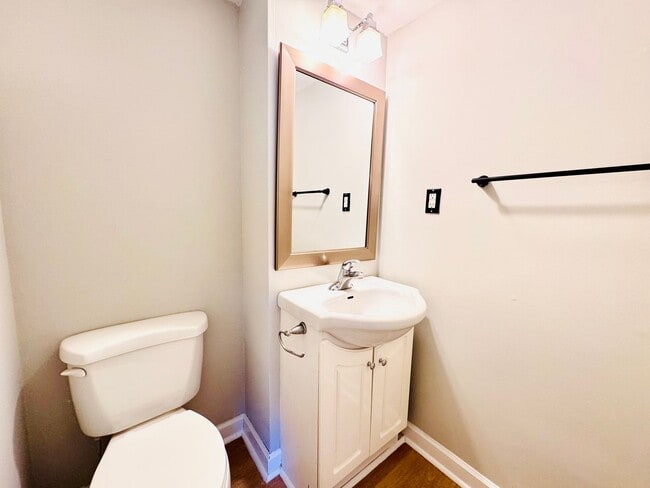 Building Photo - Spacious 5-bedroom home situated on a desirable corner lot!