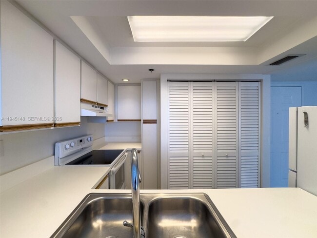 Building Photo - 540 Brickell Key Dr