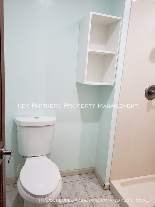 Building Photo - 8620 W 117th - SPACIOUS and Updated!