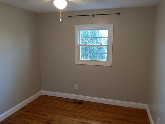 Building Photo - 4 Bedroom / 2.5 Bath Home Johnson City, TN...