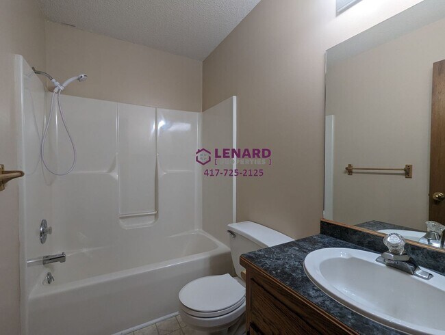 Building Photo - Spacious 3 Bedroom Home with Fenced Back Yard!