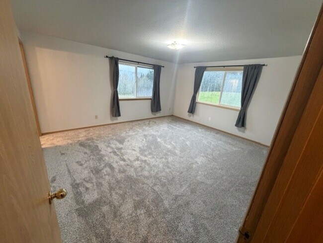 Building Photo - Charming home surrounded by farmlands