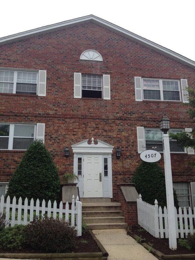 Building Photo - Spacious One Bedroom/One Bathroom Apartment in Montpelier Village with Panoramic Balcony Views wi...