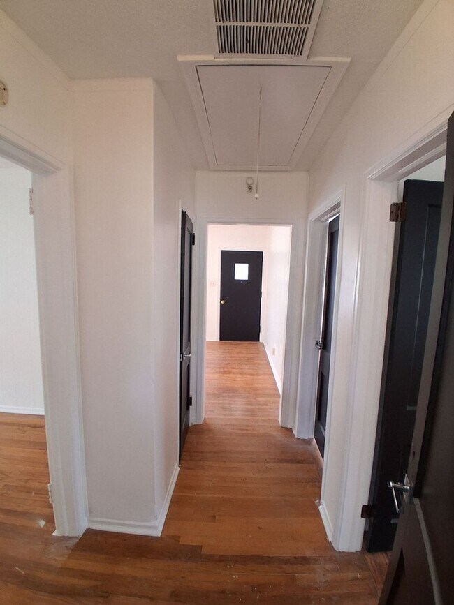 Building Photo - Spacious 2 bedroom 1 bath home for lease