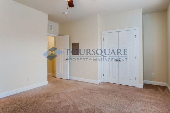 Building Photo - Townhome | Washer /Dryer Included | Enclos...