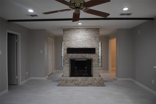 Building Photo - 3110 Springhill Dr